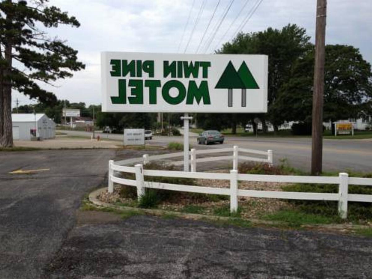 Twin Pine Motel