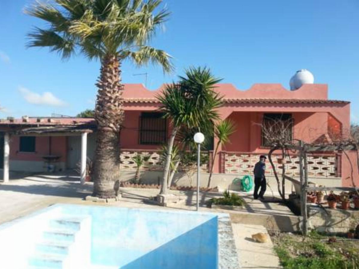Casa vacanze grande e indipendente sita a Pachino (SR) in contrada Cuba, a 2 km dal mare