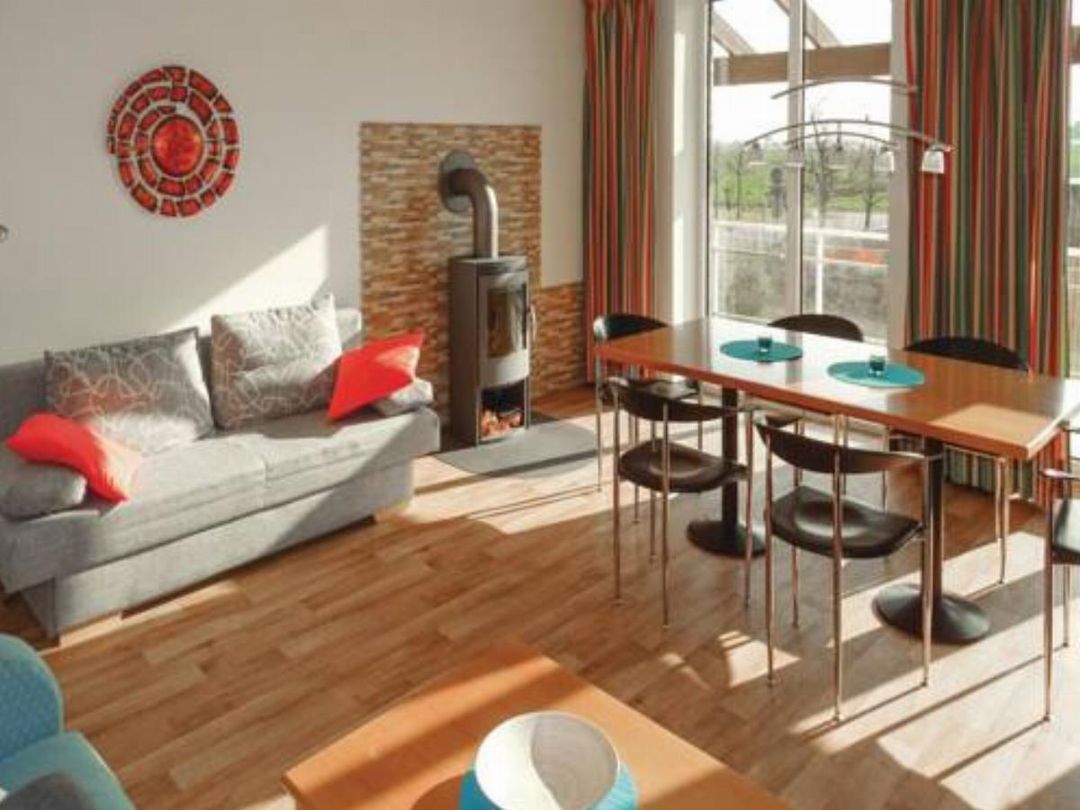 Two-Bedroom Apartment with a Fireplace in Hohen Wieschendorf