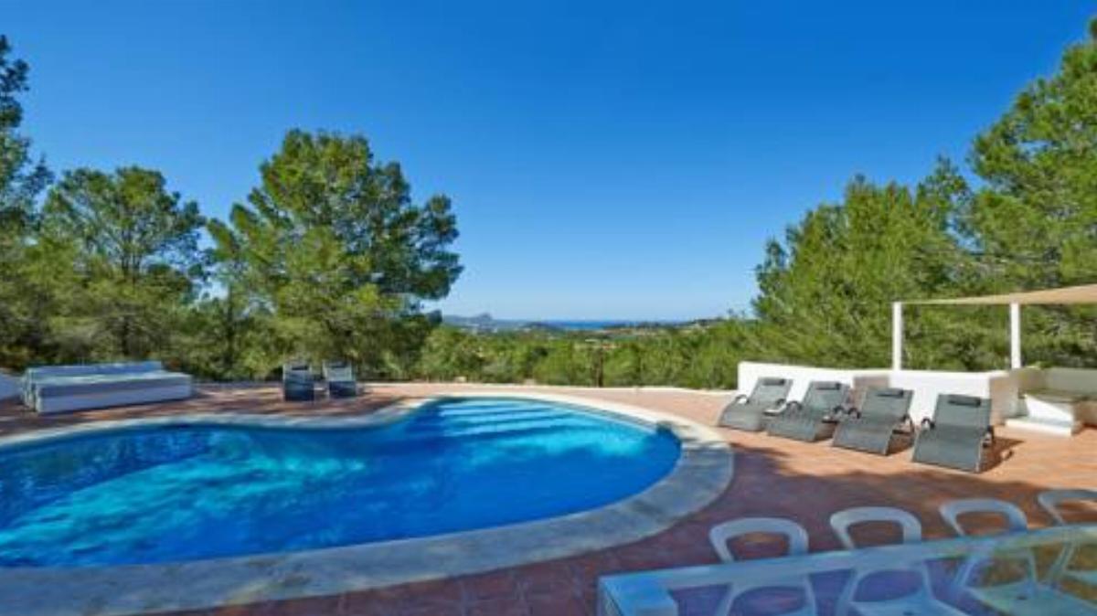 Villa on a pine hill with beautiful sea views and private pool.