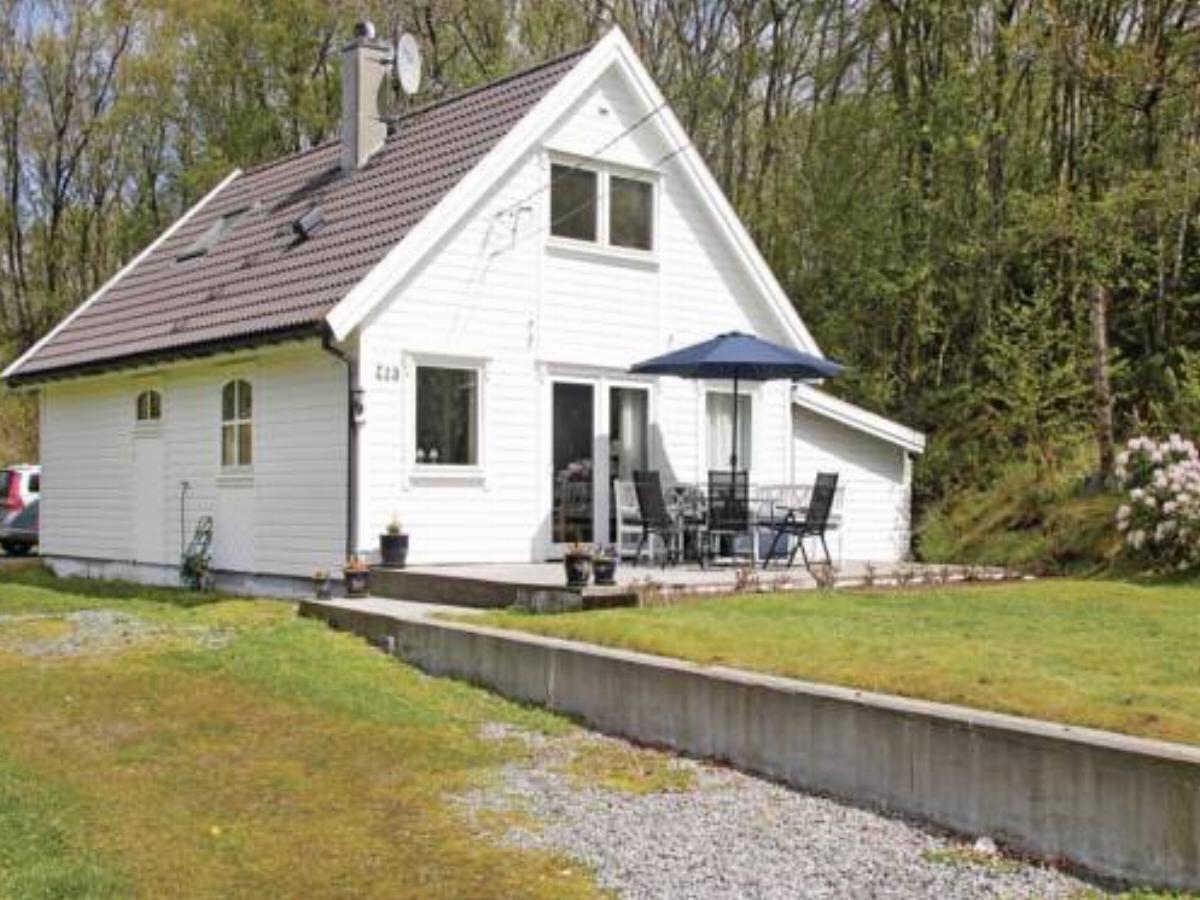 Four-Bedroom Holiday home Røyksund with a Fireplace 09