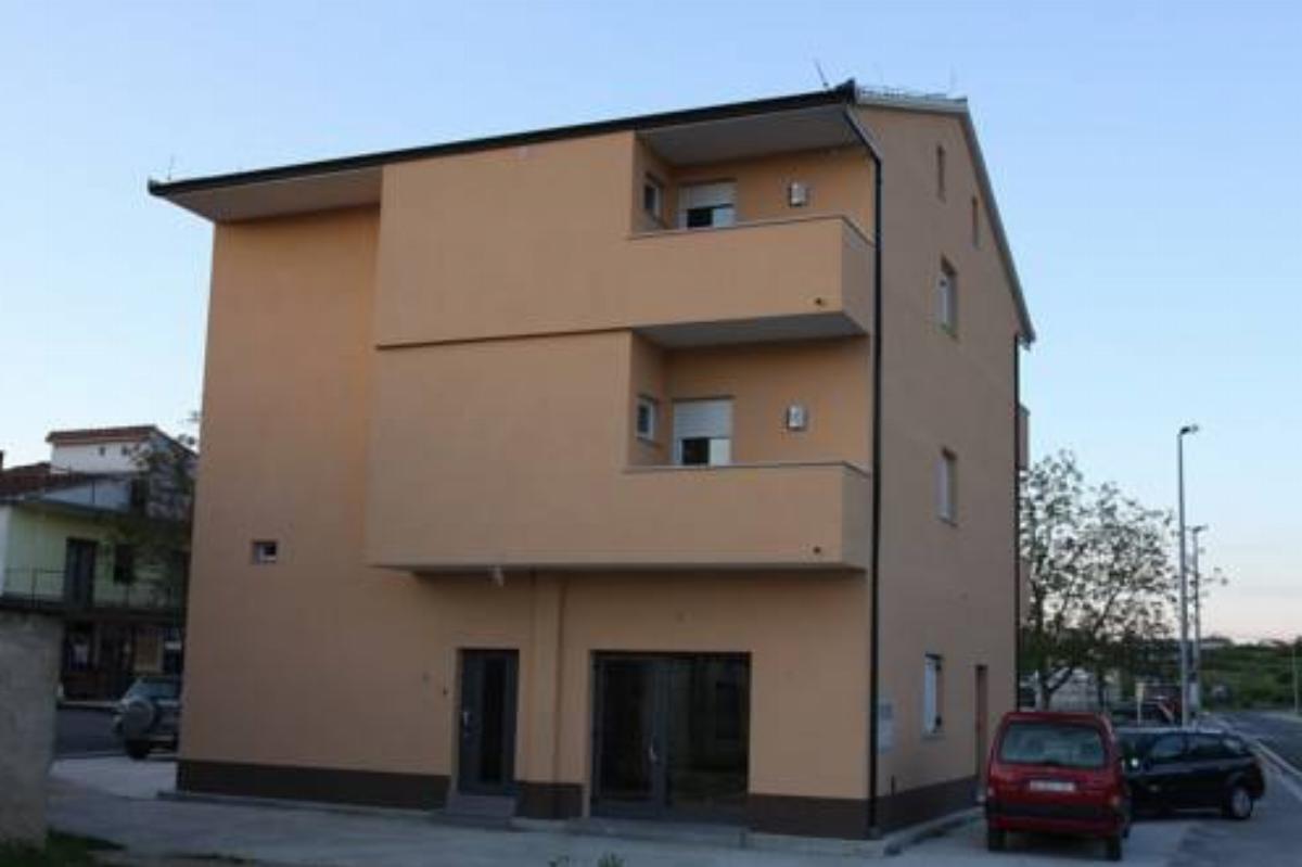 Apartment in Hrvace with 4