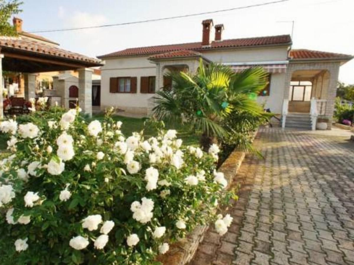 Holiday Home in Pula with Three-Bedrooms 1