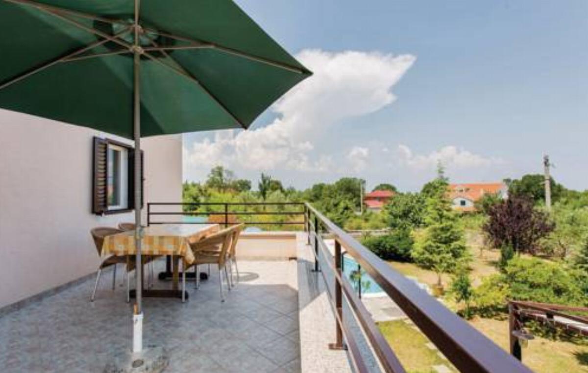 Five-Bedroom Holiday home Sveti Anton with an Outdoor Swimmi