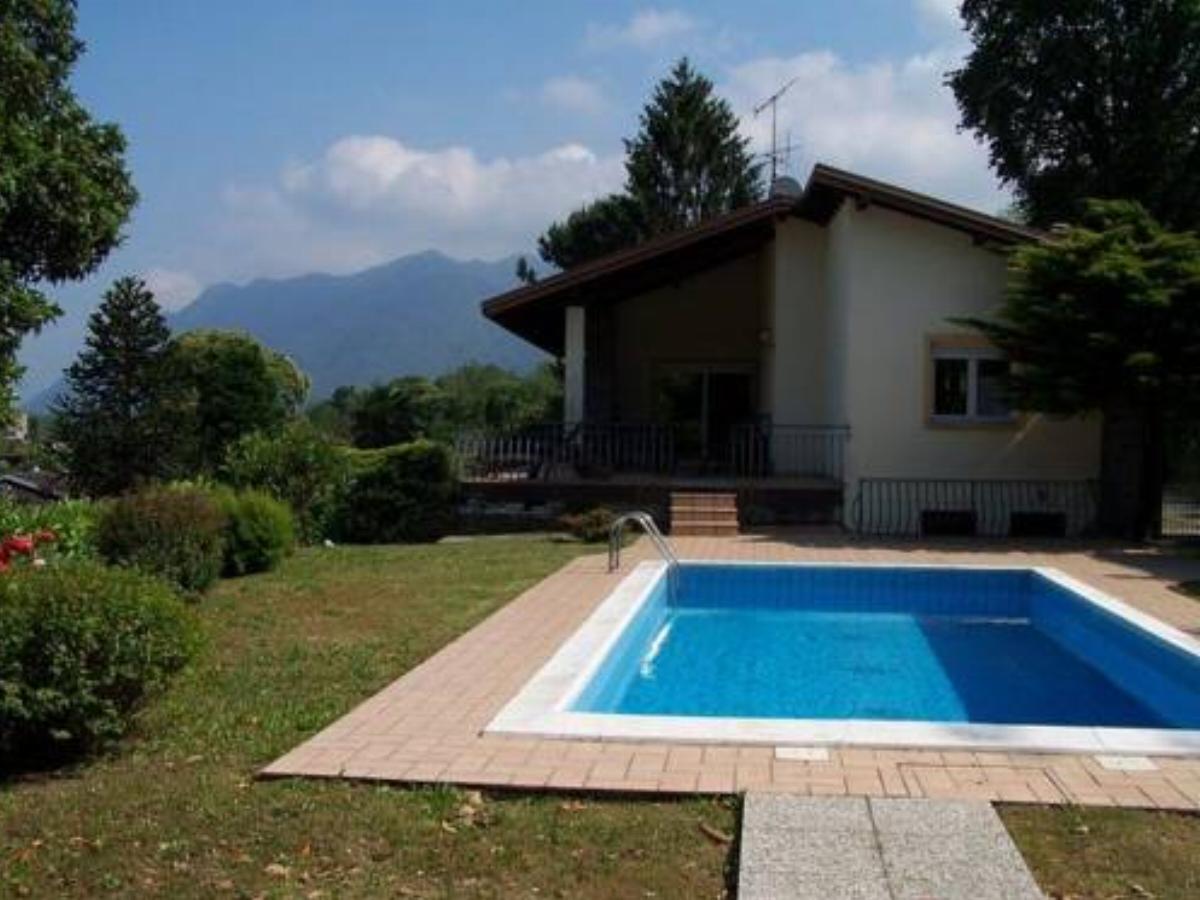 Britta Villa con vista lago, giardino e piscina Hotel Brezzo Italy