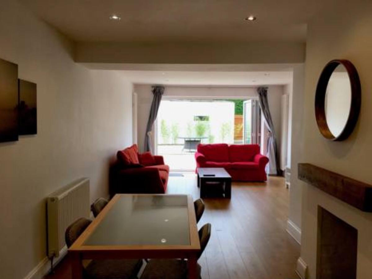 Camberley 4 Bed Detached House Hotel Camberley United Kingdom