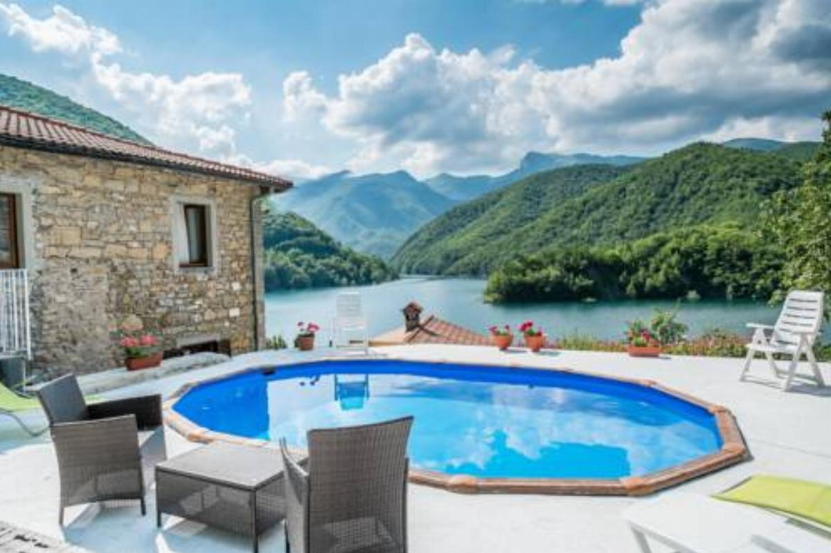 La Dolce Vita sul Lago Hotel Camporgiano Italy