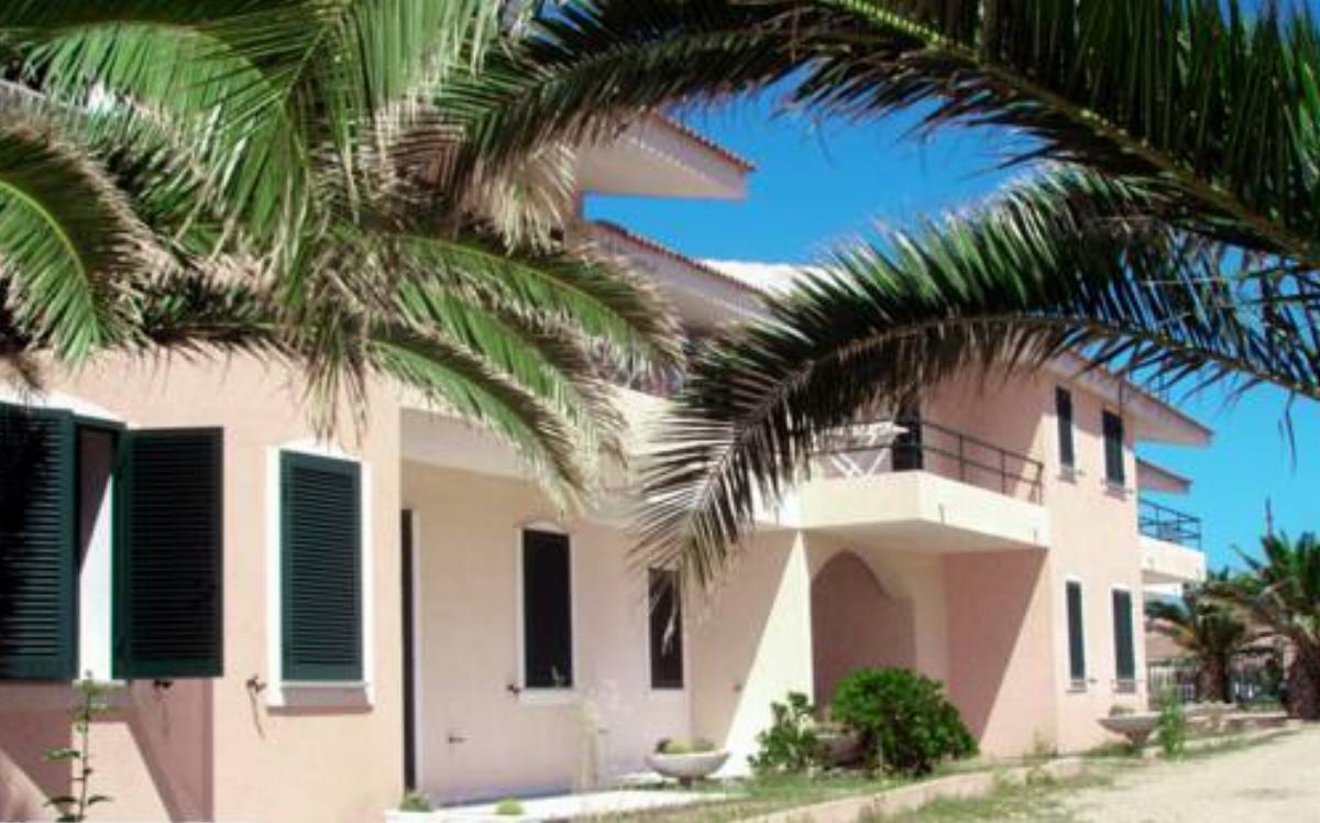La tua casa vicino alla spiaggia con piscina Hotel Codaruina Italy