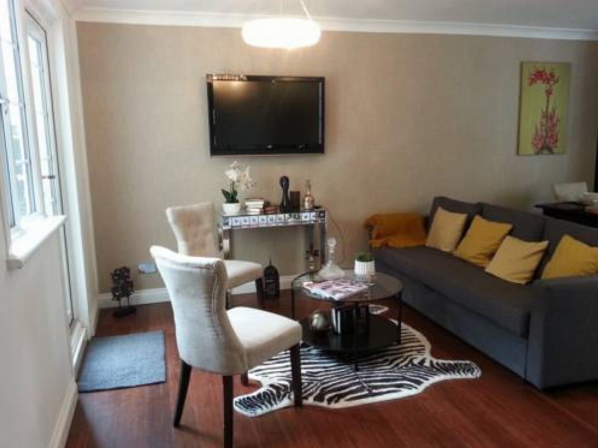 Lovely 3 Bedroom Flat With Large Private Rooftop Garden Balcony Hotel Ealing United Kingdom