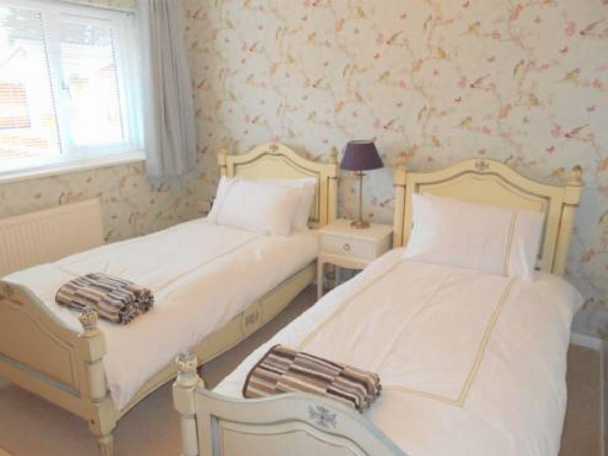 Luxury 4 Bed 3 Bathroom Bungalow , South West of London, The Dapples Hotel Epsom United Kingdom