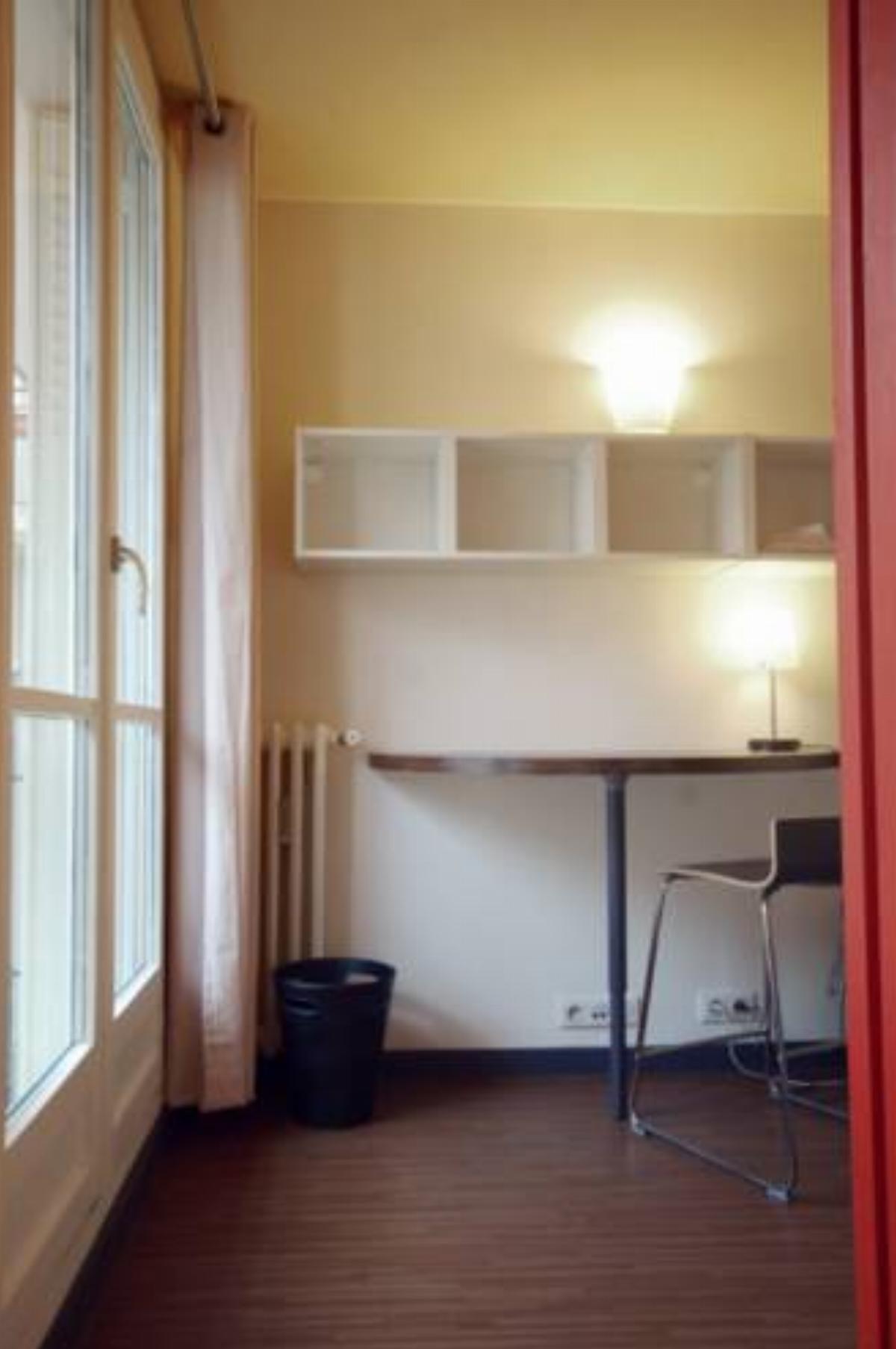 Nice 2 bedrooms apartment for 3 persons in the Marais area Hotel Paris France