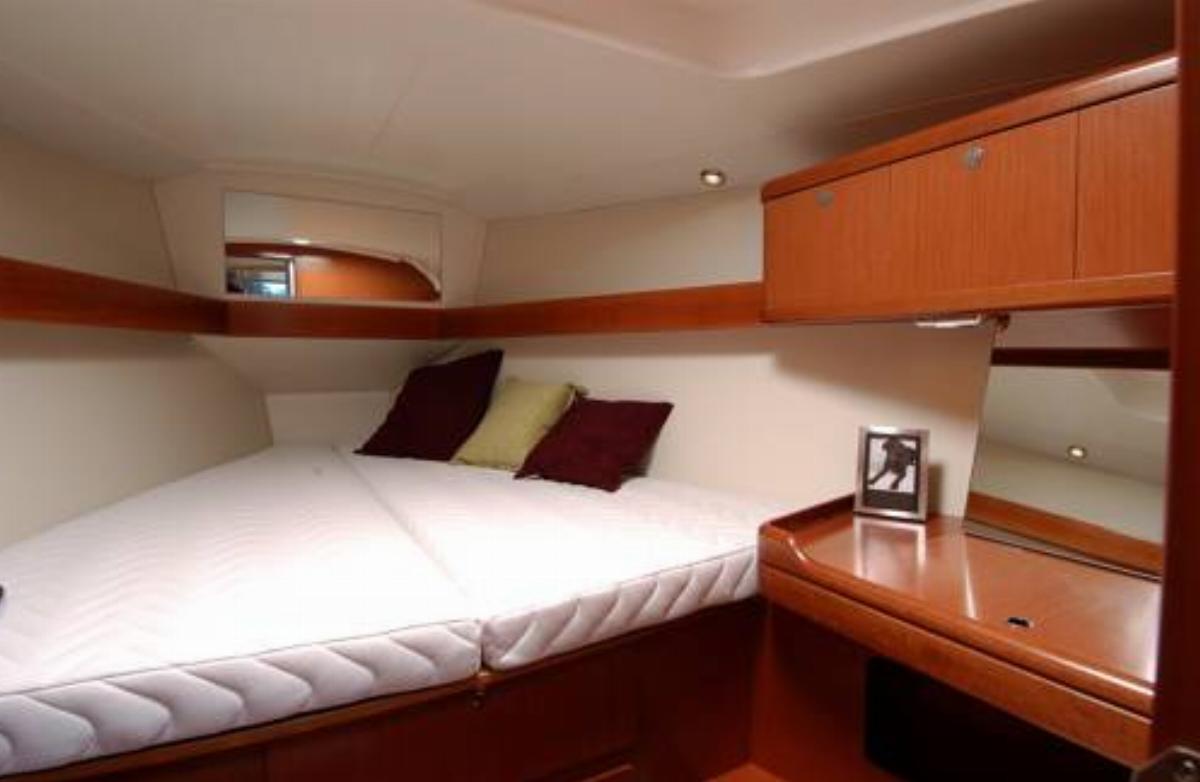 Oceanis 37 Sailing Yacht Hotel Hamble United Kingdom