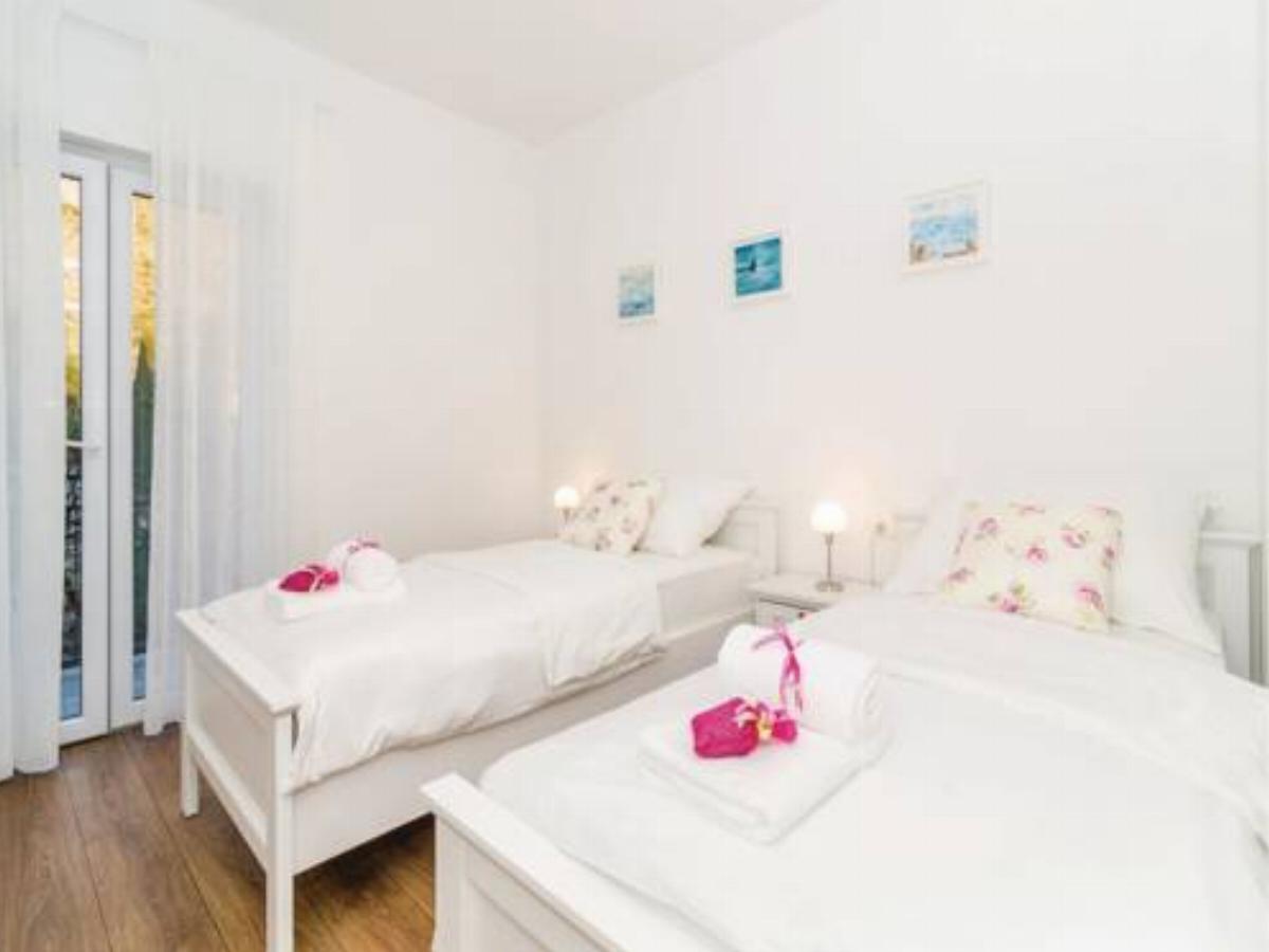 Three-Bedroom Apartment in Gromaca Hotel Gromača Croatia