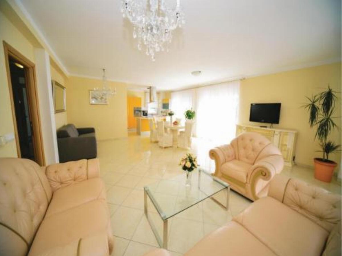 Three-Bedroom Apartment in Mihotici Hotel Donji Rukavac Croatia