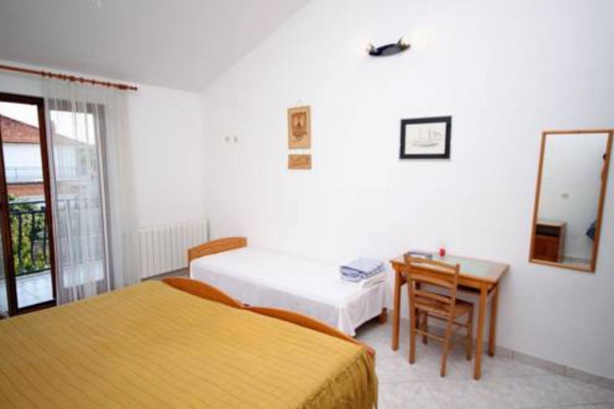 Triple Room Gornje selo 5170d Hotel Grohote Croatia