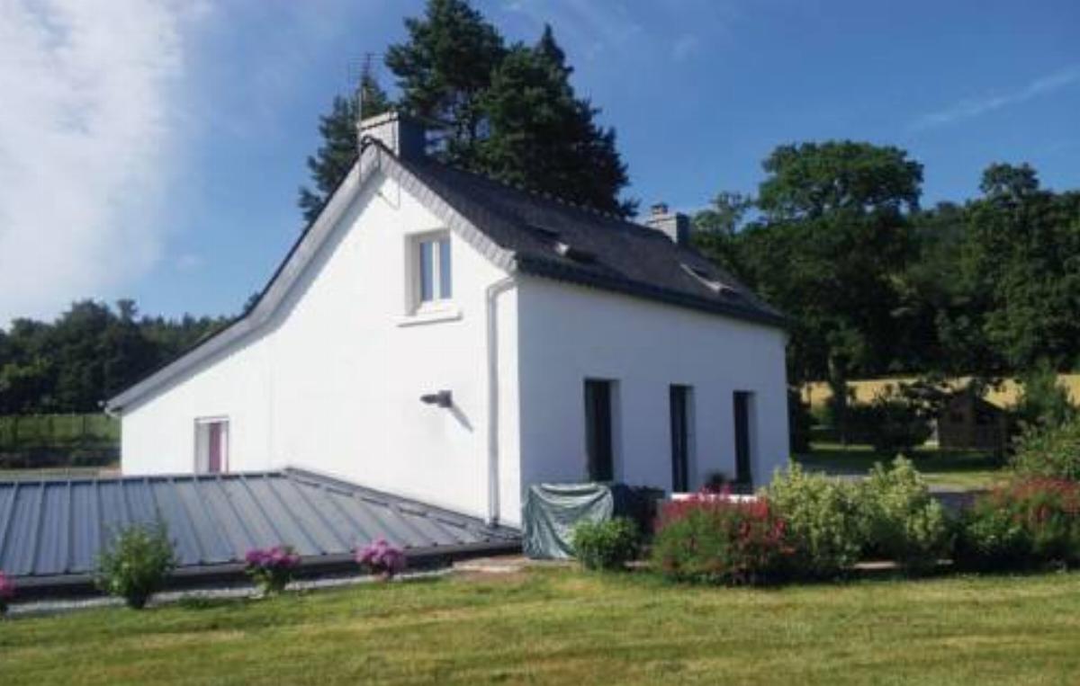 Three-Bedroom Holiday home Mur de Bretagne with a Fireplace 