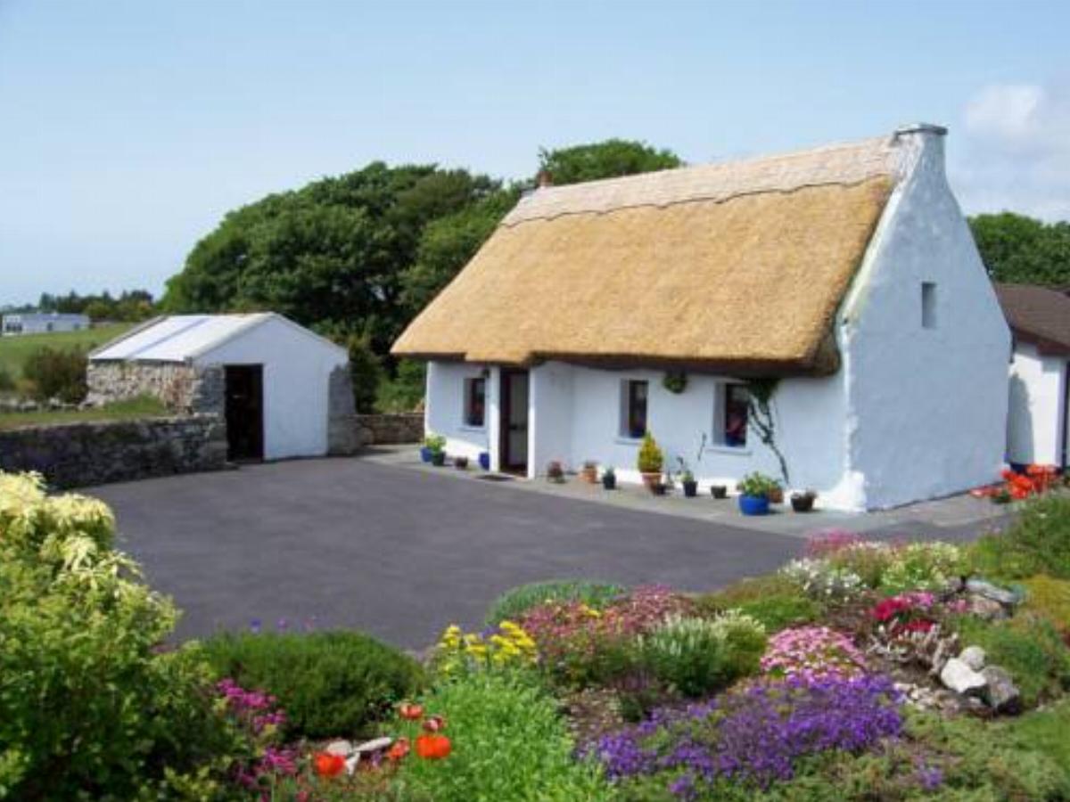 An Caladh Gearr Thatch Cottage