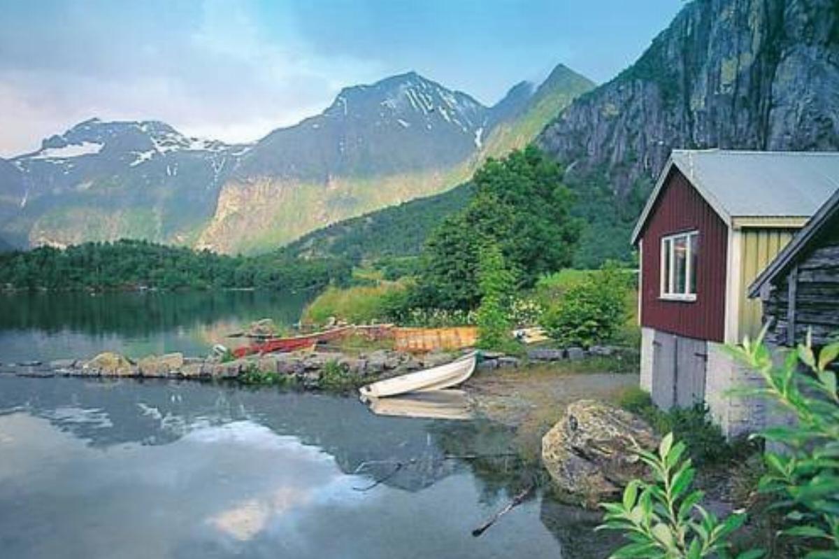 Two-Bedroom Holiday home in Eresfjord 2