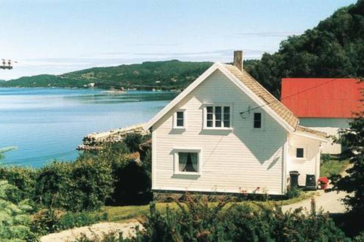 Three-Bedroom Holiday home in Tau Norge