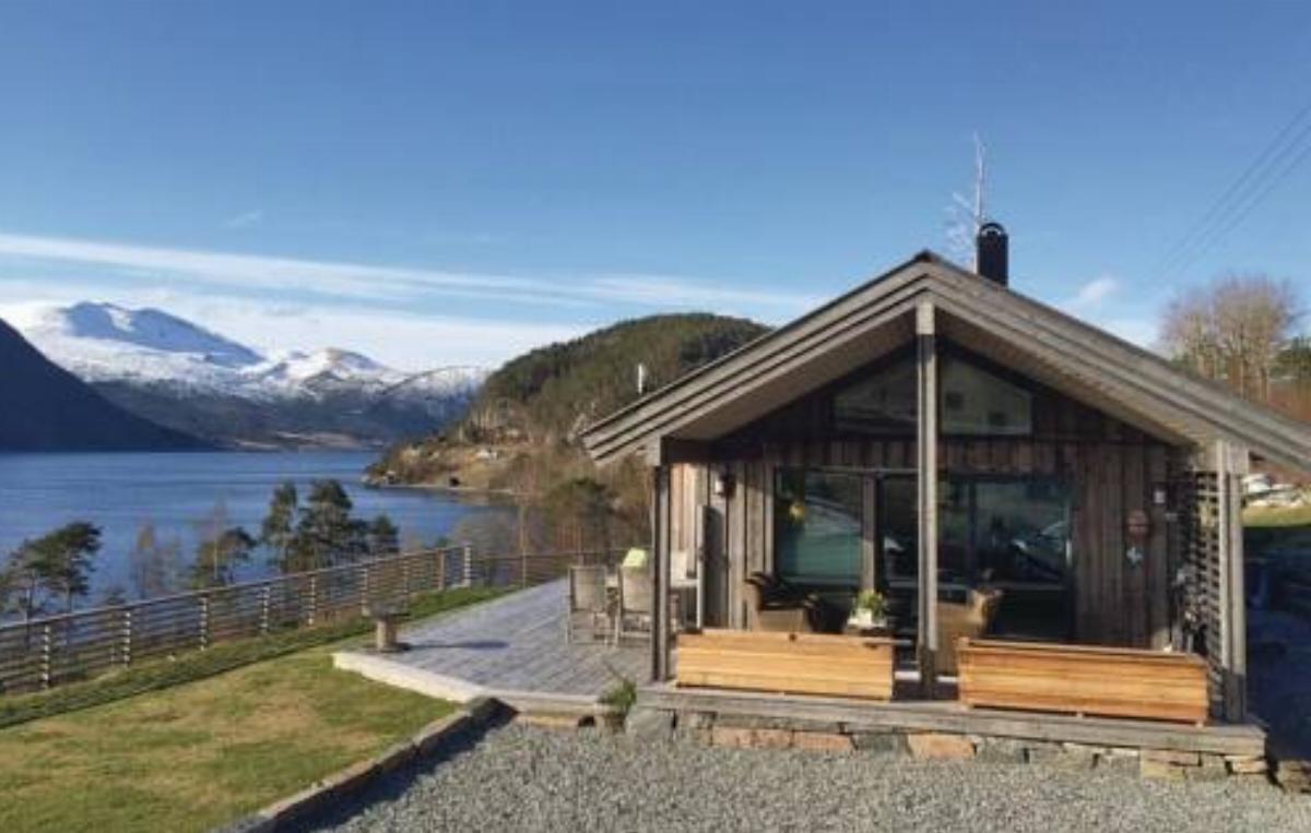 Three-Bedroom Holiday home with Sea View in Ålvundfjord