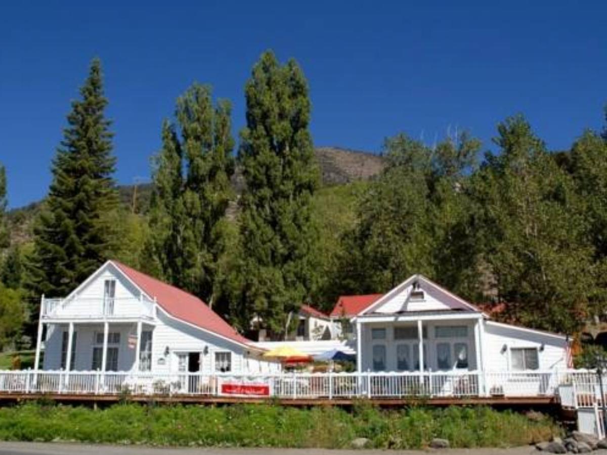 Tioga Lodge at Mono Lake