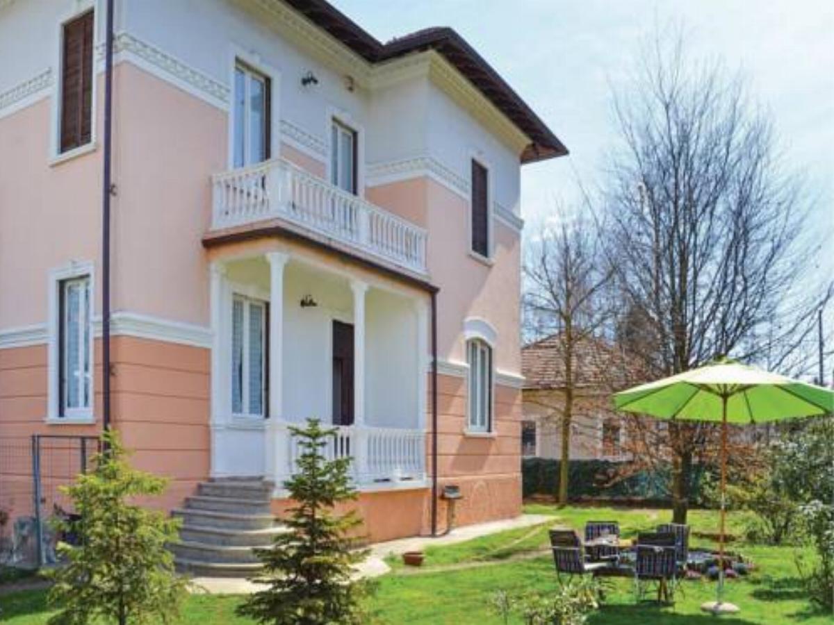 Two-Bedroom Holiday home Castelletto S. Ticino with a Fireplace 09
