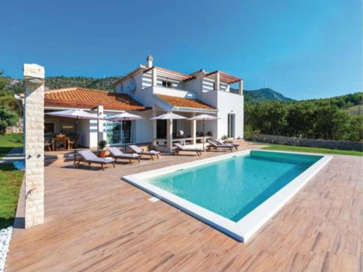 Three-Bedroom Holiday Home in Dubrava