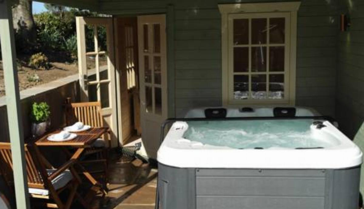 The Snug With Hot Tub