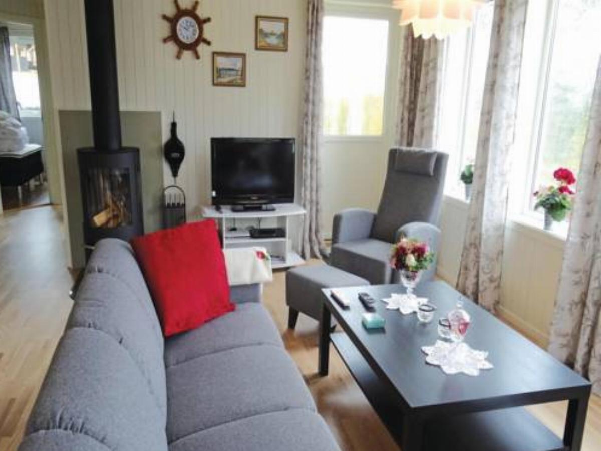 Five-Bedroom Holiday home with a Fireplace in Hebnes