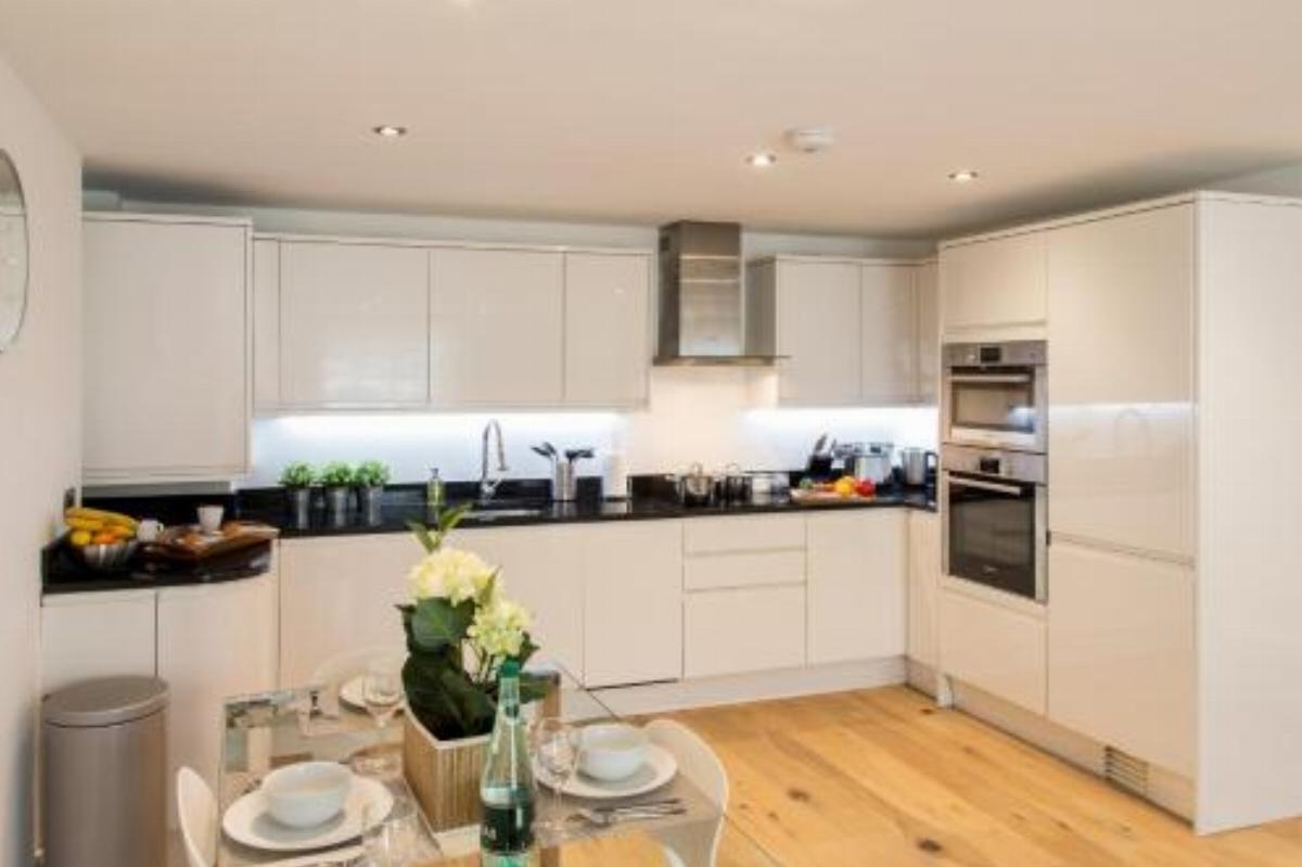 Finchley Central - Luxury 2 bed ground floor apartment