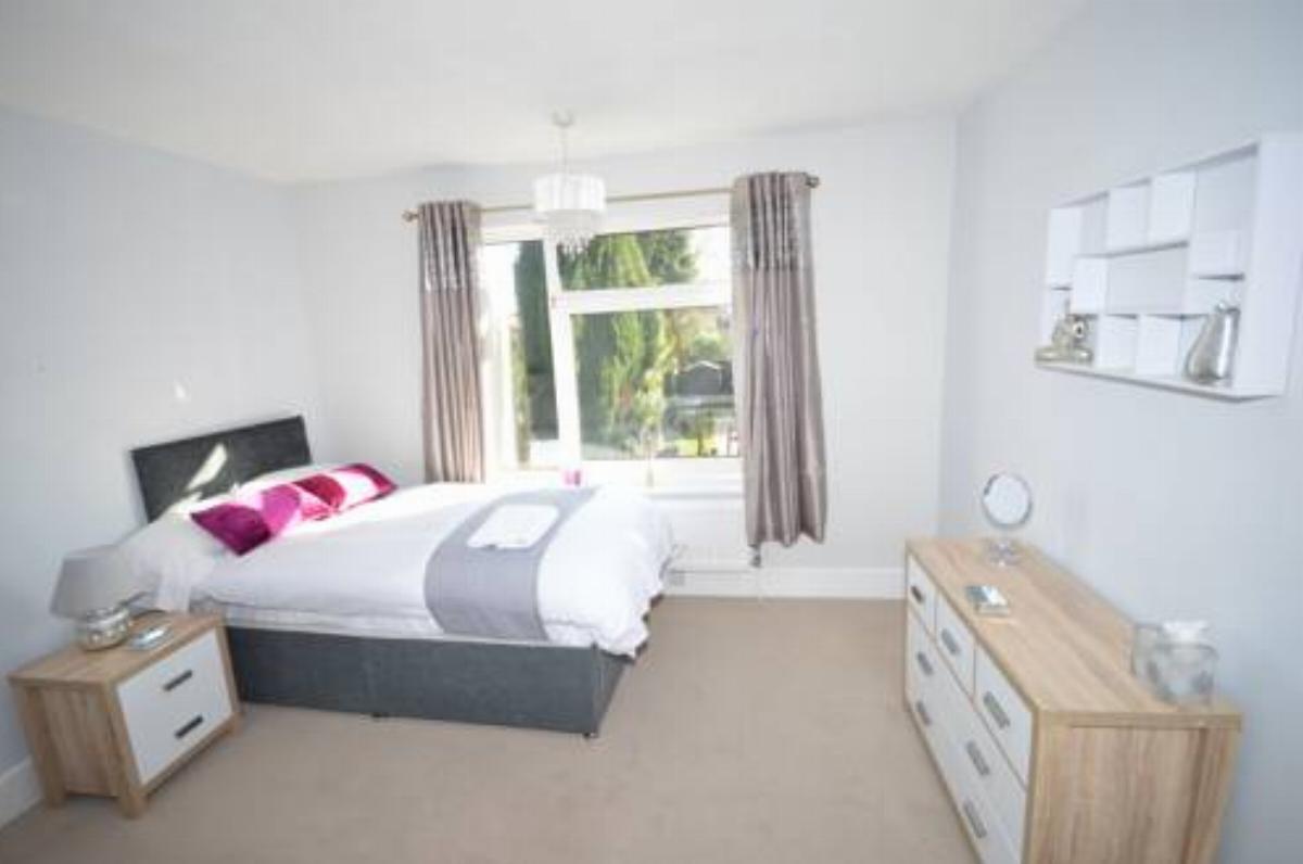 ★ Sleeps 7 ★near town centre ★ off road parking ★