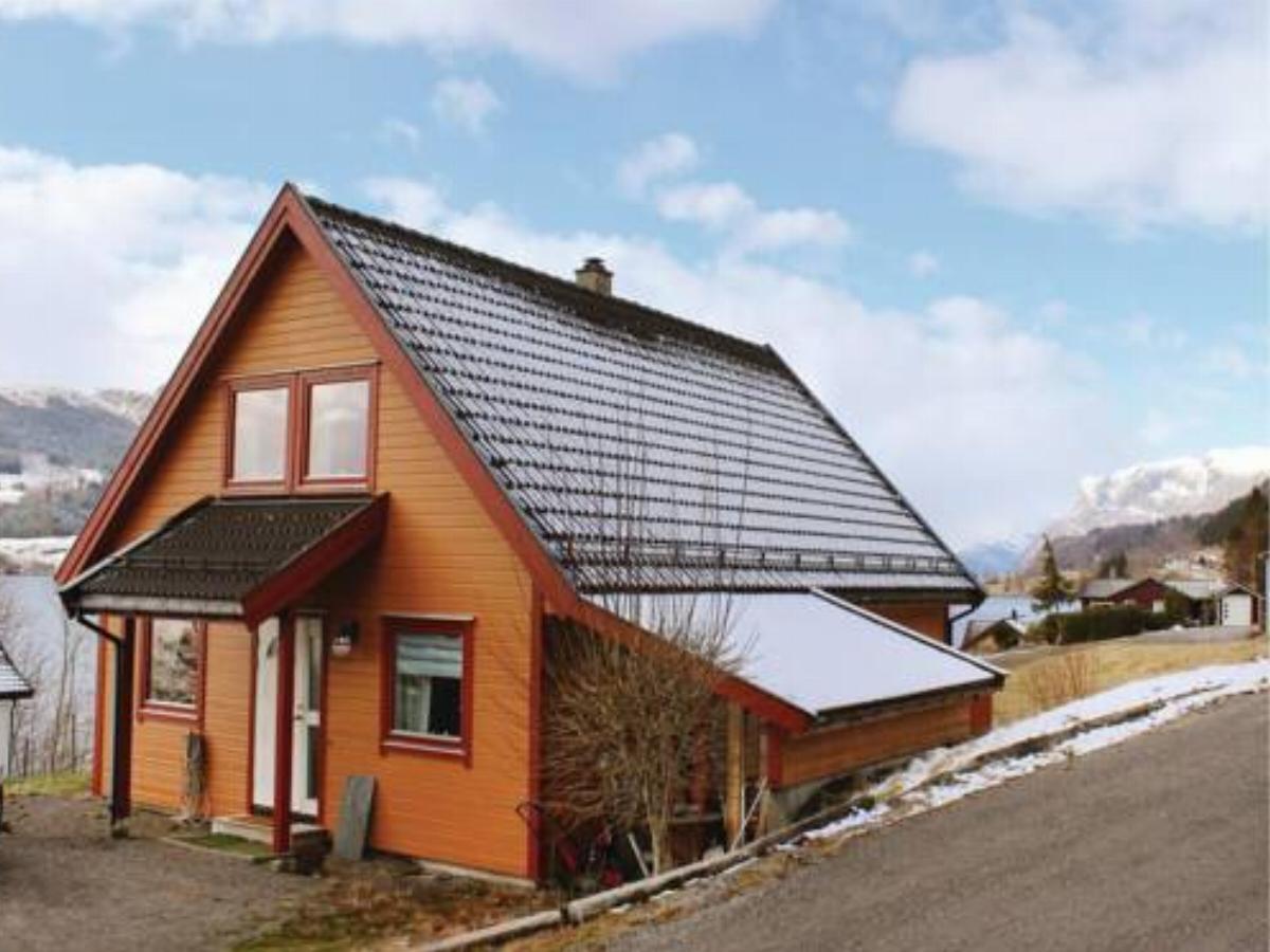 Three-Bedroom Holiday Home in Holmedal