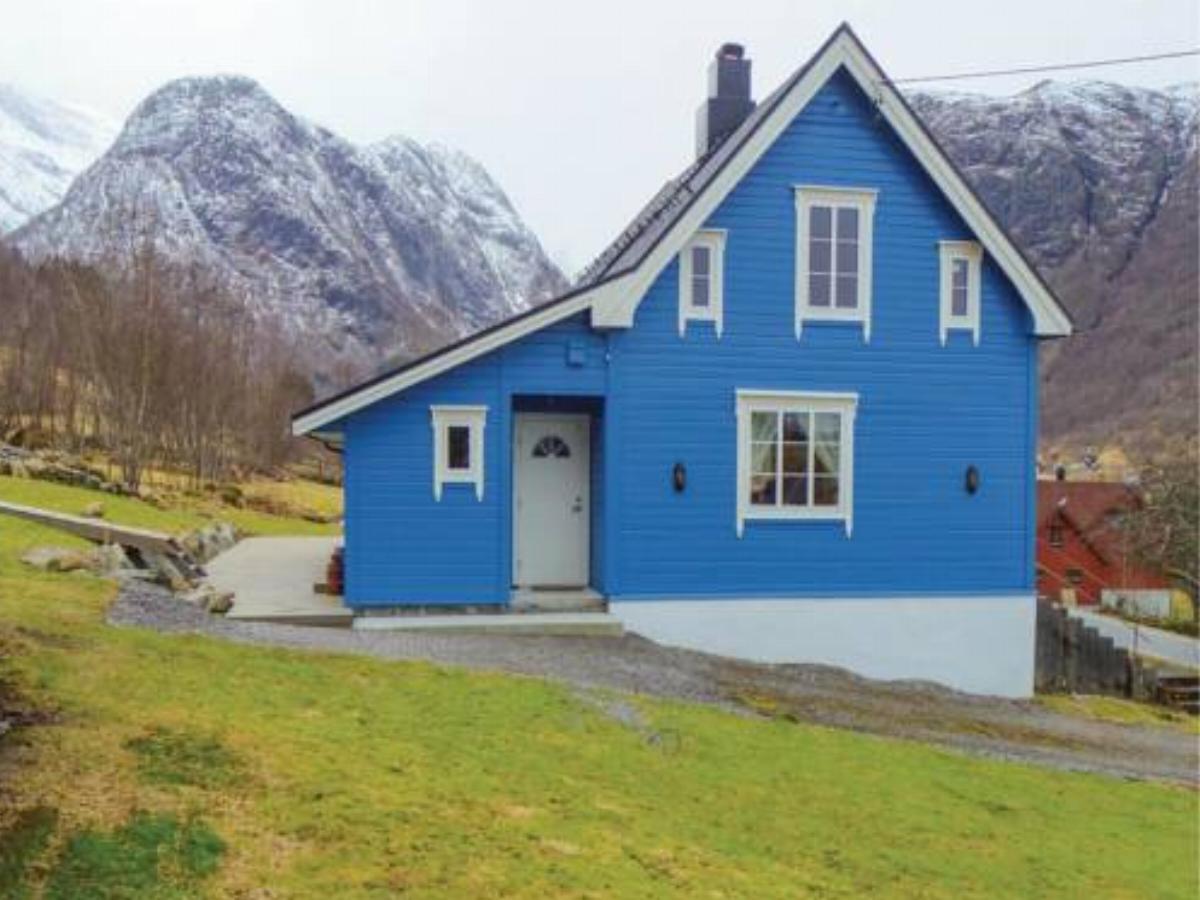Three-Bedroom Holiday Home in Sykkylven