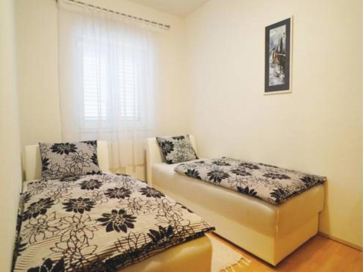 Six-Bedroom Holiday Home in Vinjani Gornji
