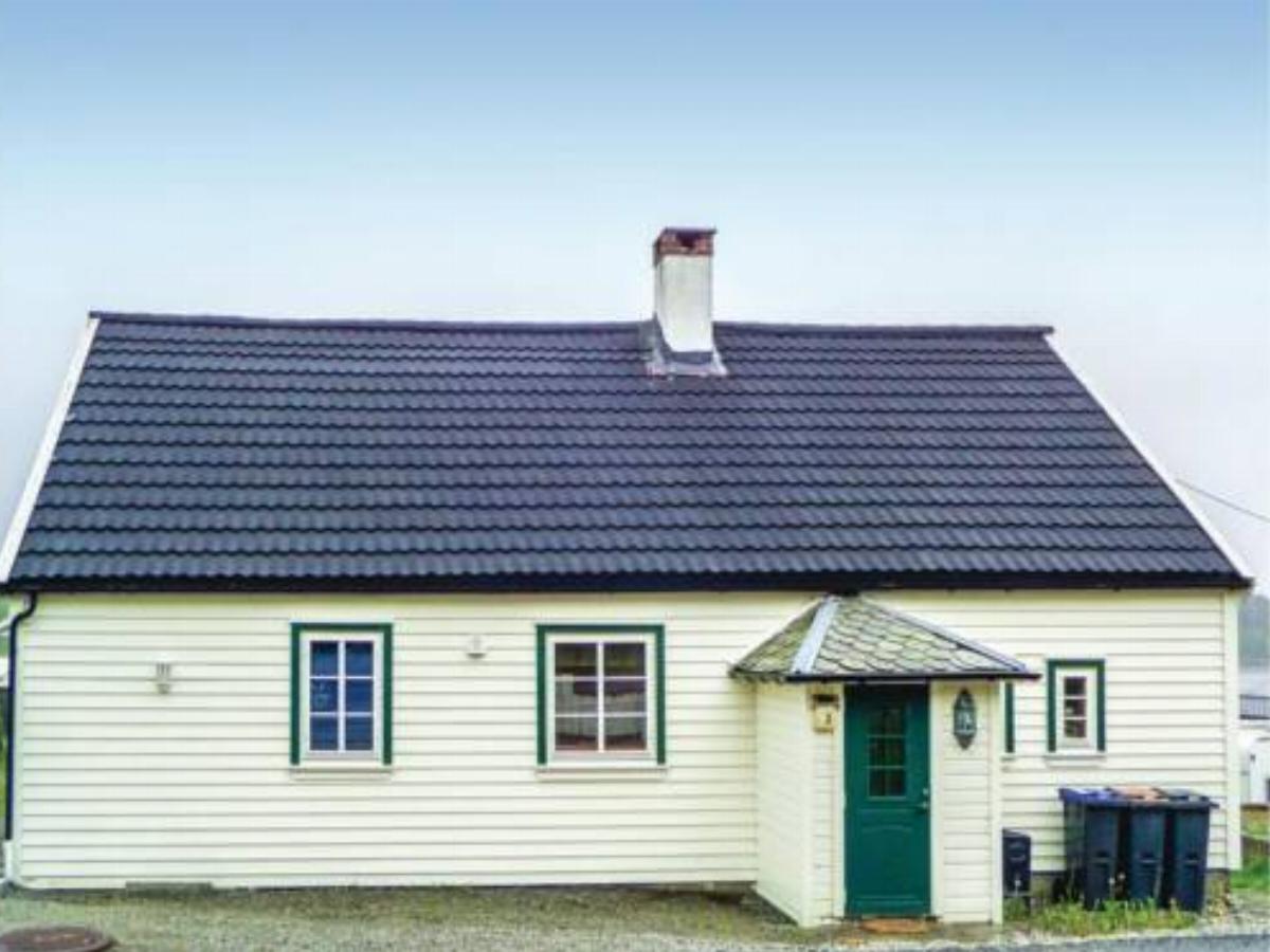 Four-Bedroom Holiday Home in Skjoldastraumen
