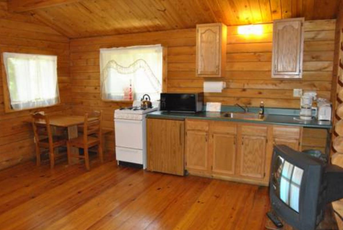 Robin Hill Camping Resort One-Bedroom Cottage 8