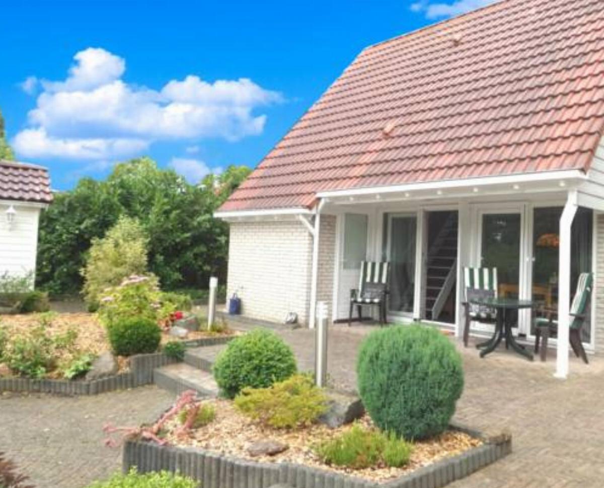 4 pers. Holiday home near Wadden Sea Friesland