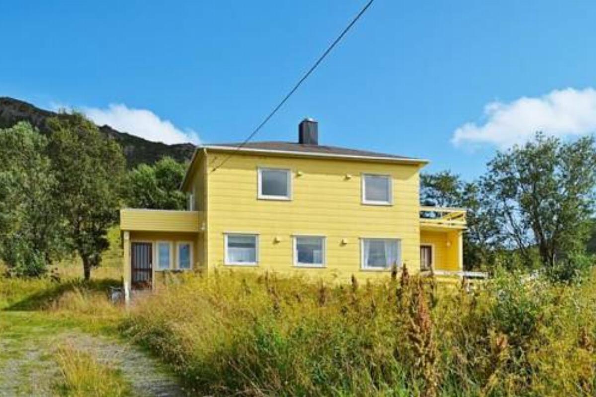 Three-Bedroom Holiday home in Straumsjøen