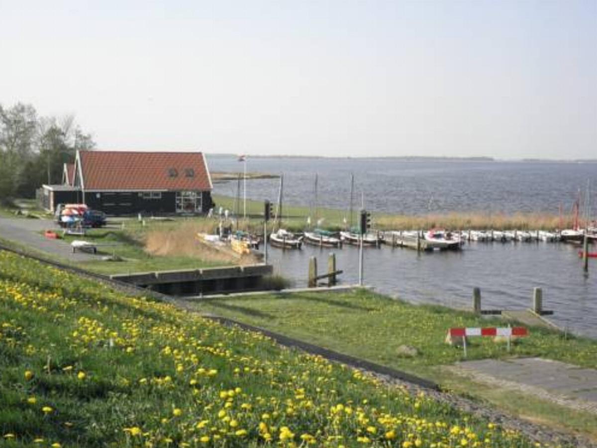 6 pers. Holiday home Anne in front of the Lauweermeer lake Hotel Anjum Netherlands