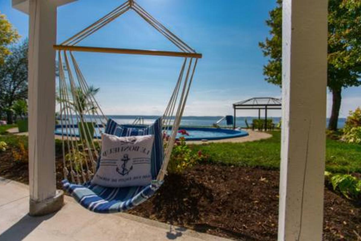 8-Bedroom Villa by the Water Hotel Ile dʼOrleans Canada