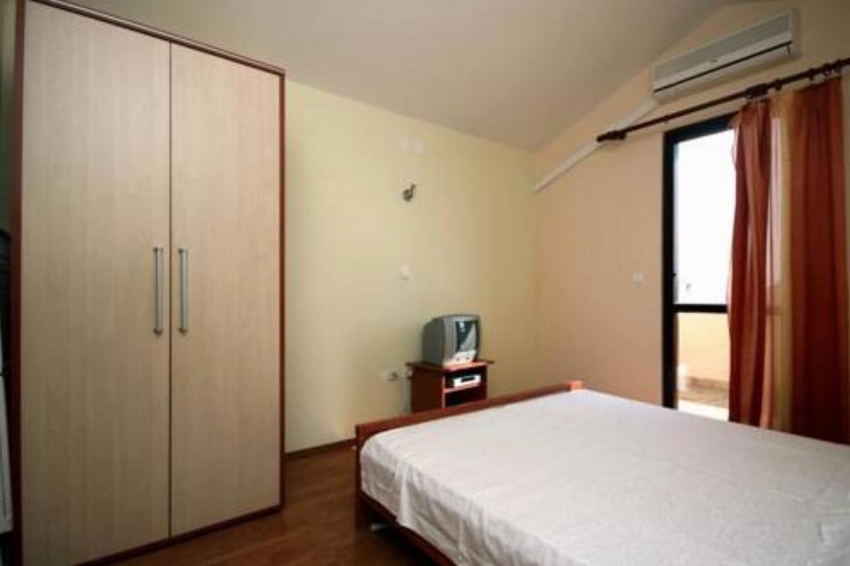 Apartment Duce 4852a Hotel Duće Croatia