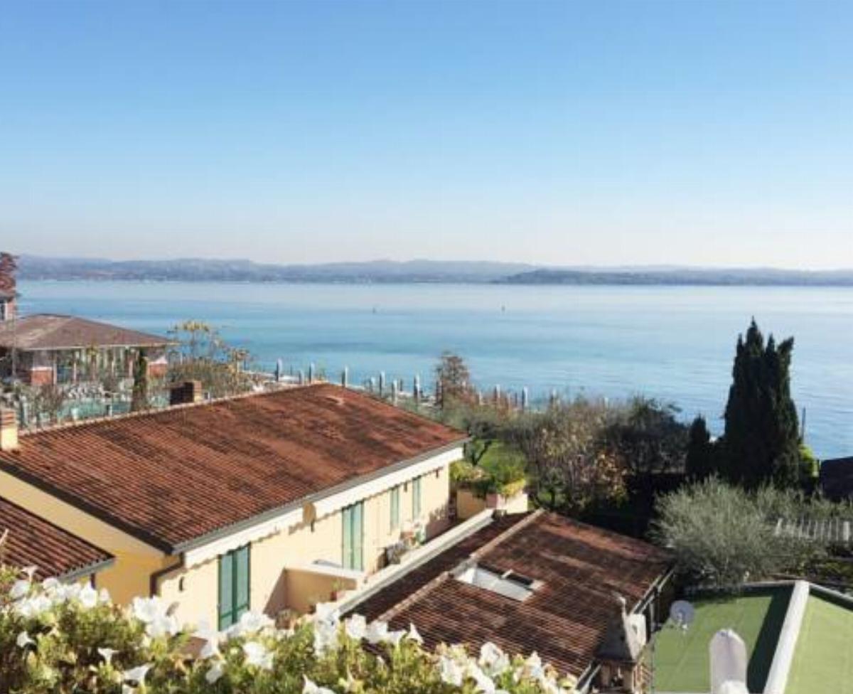 Appartamento Fronte Lago Hotel Sirmione Italy
