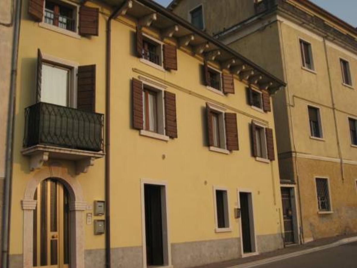 Appartamento giallo Hotel Costermano Italy
