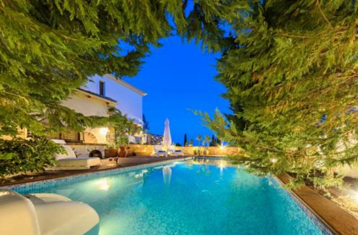 Ark Luxury Villa Hotel Mouzákion Greece