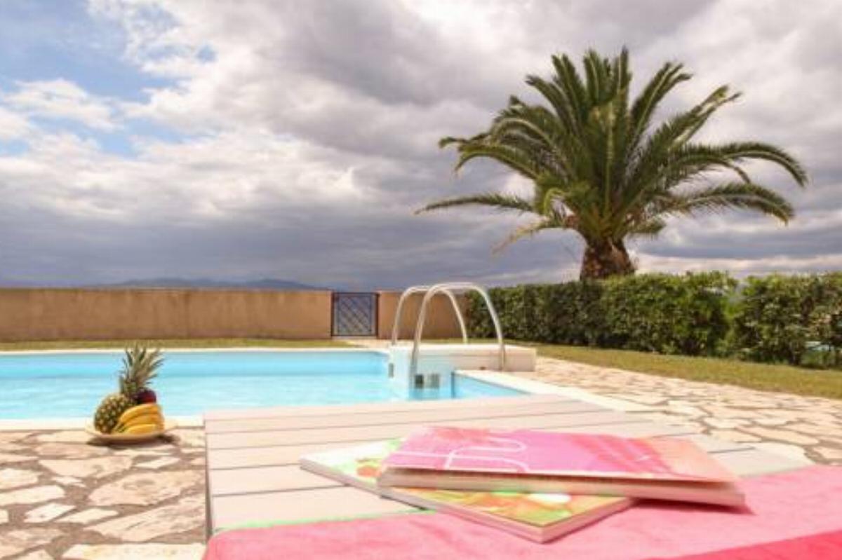 Beach Front Villa with Private Pool II Hotel Káto Platanítis Greece