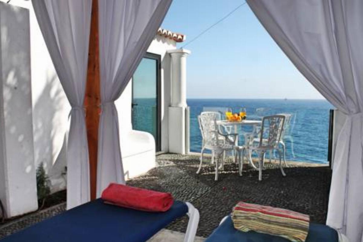 Beachfront cottage, the ideal hideaway | Cottage do Mar Hotel Arco da Calheta Portugal