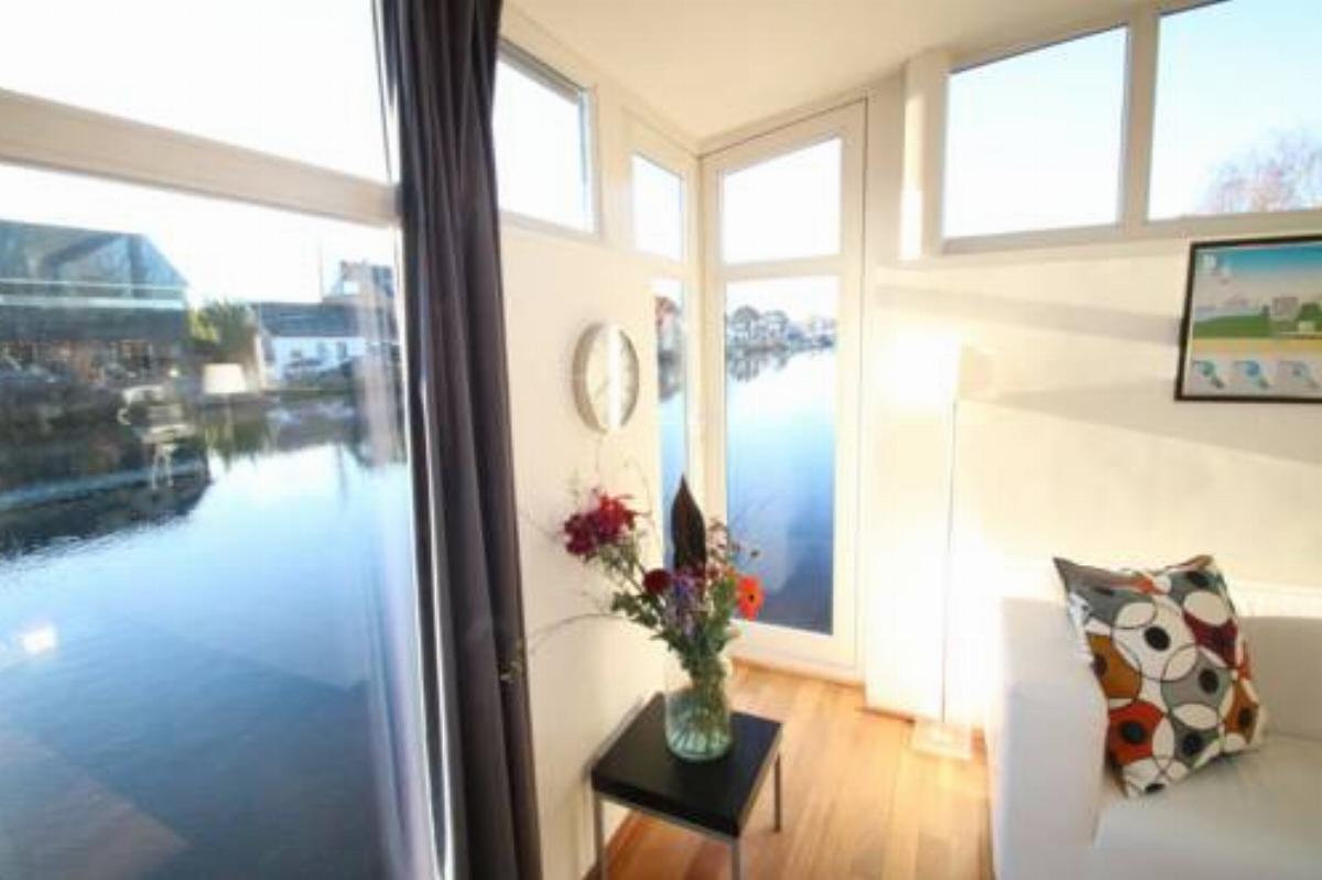 Bed & Boat, apartment on houseboat Hotel Amsterdam Netherlands