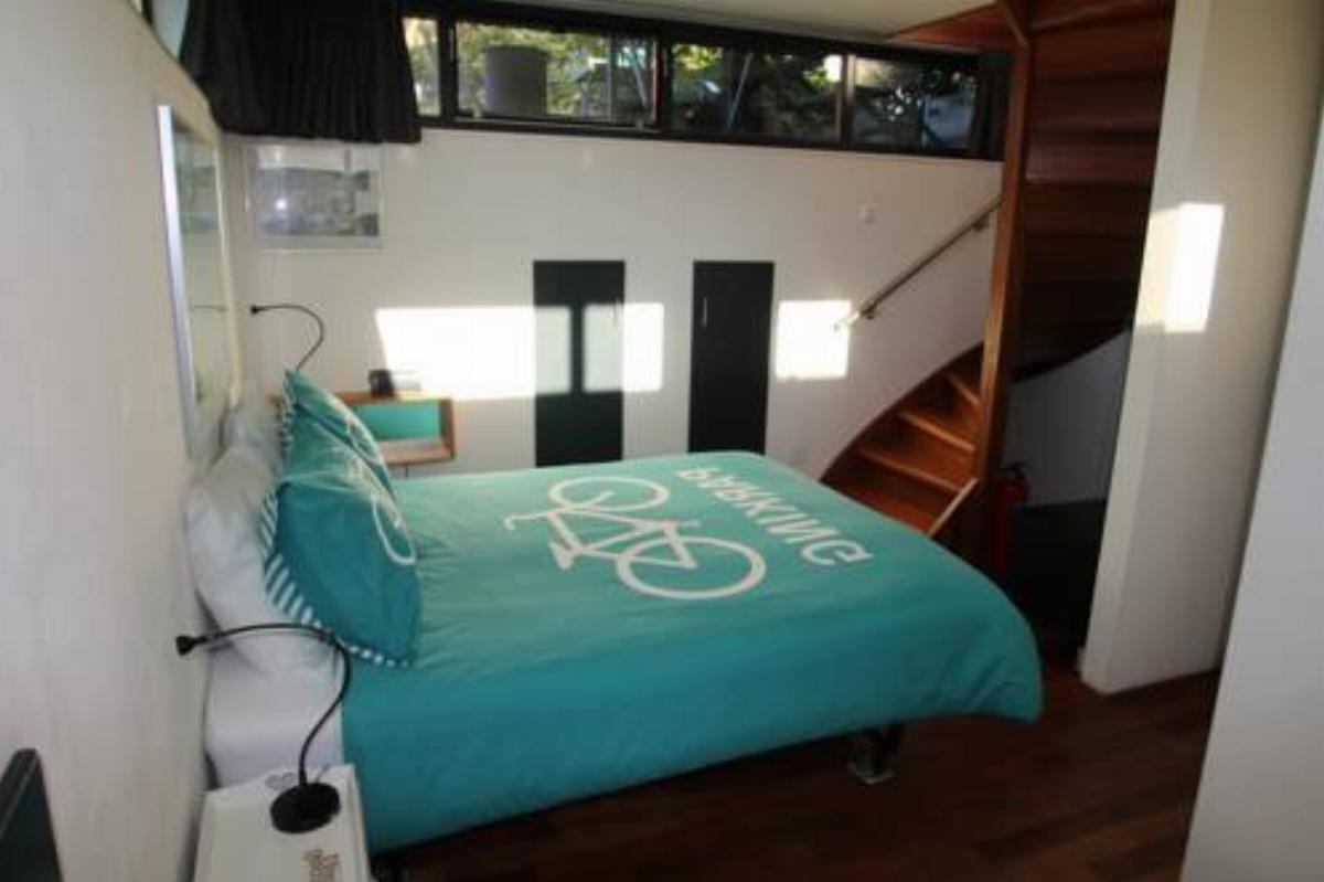 Bed & Boat, apartment on houseboat Hotel Amsterdam Netherlands