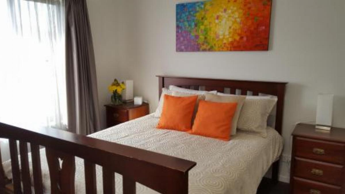 Brightwater Room for Rent on the Sunshine Coast Hotel Buddina Australia