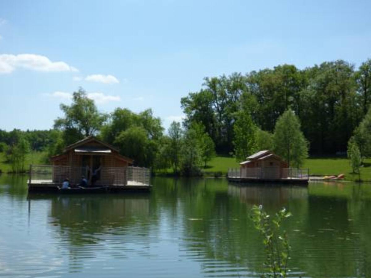 Cabanes Flottantes du lac de Pelisse Hotel Douzains France